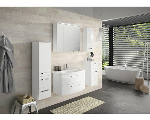 Badezimmer mit Waschbeckenunterschrank, Spiegelschrank, Hochschrank und Badewanne für eine helle und freundliche Atmosphäre.