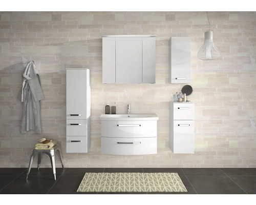 Badezimmer mit Waschtisch, Spiegelschrank und Hochschränken