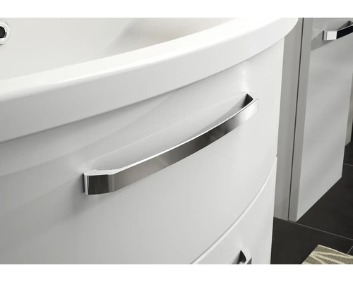 Detailansicht eines Badezimmerunterschranks mit einem Metallgriff