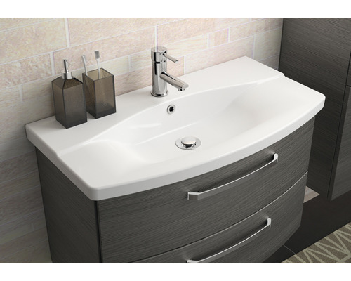 Meuble sous-lavabo avec lavabo et robinet dans la salle de bain.