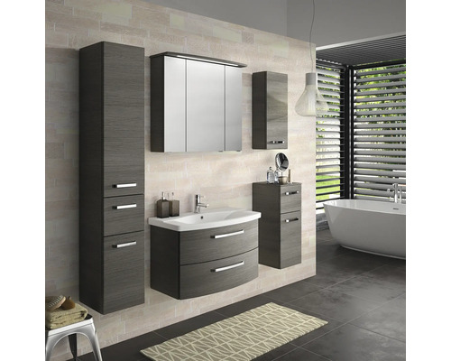 Salle de bains avec lavabo, armoire de toilette, armoire haute et baignoire au design clair