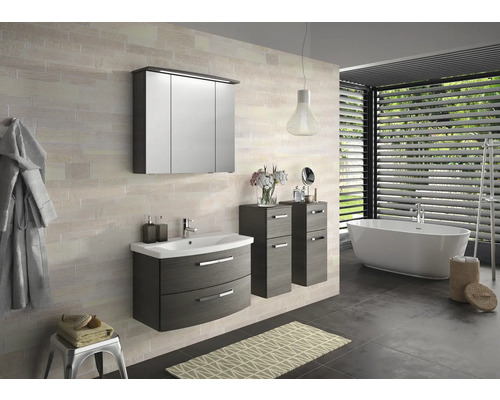 Badezimmer mit Waschtisch, Spiegelschrank, Unterschrank und Badewanne