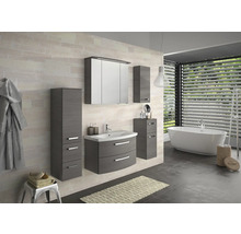 Salle de bain moderne avec meubles en bois gris, lavabo, armoire de toilette et baignoire.
