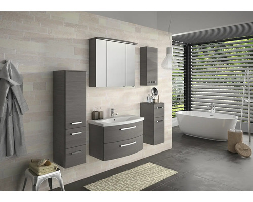 Salle de bain moderne avec meubles en bois gris, lavabo, armoire de toilette et baignoire.