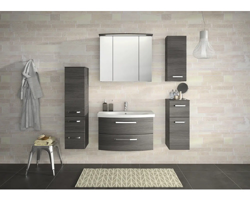 Salle de bains avec meuble sous-vasque, armoire de toilette, armoires suspendues, serviette et tapis