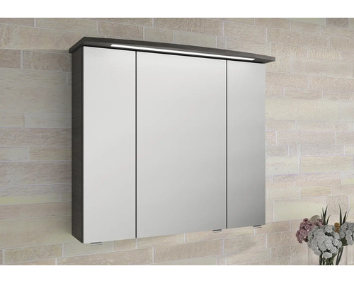 Armoire de toilette avec trois portes et éclairage sur un mur