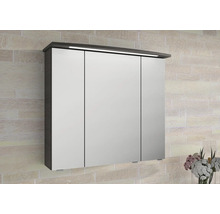 Armoire de toilette avec trois portes et éclairage sur un mur