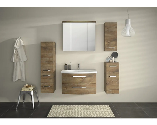 Salle de bains avec meuble-lavabo, armoire de toilette et armoires hautes aspect bois