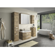 Salle de bains avec lavabo, armoire de toilette, armoire haute et baignoire dans une ambiance claire et conviviale.