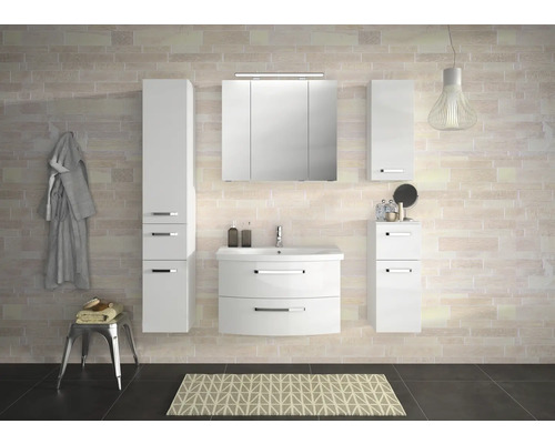 Salle de bains avec meuble sous-lavabo, armoire de toilette et armoires hautes