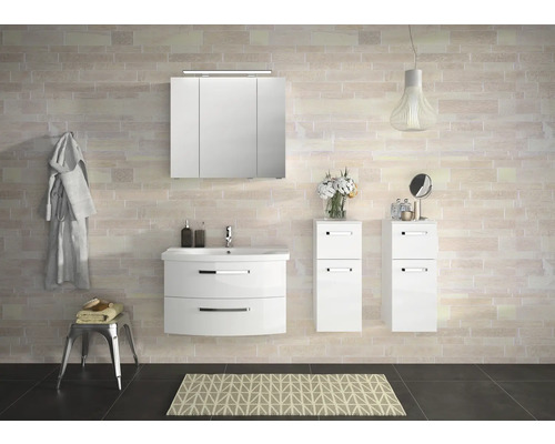 Badezimmer mit Waschtisch, Spiegelschrank und Unterschränken