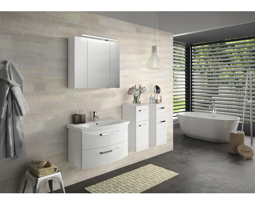 Helles Badezimmer mit Waschtisch, Spiegelschrank und freistehender Badewanne für eine freundliche Atmosphäre