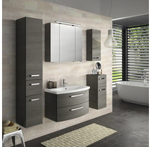Salle de bains avec lavabo, armoire de toilette et armoires hautes aspect bois