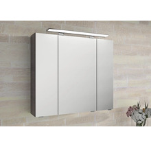 Armoire de toilette à trois portes avec éclairage dans la salle de bain.