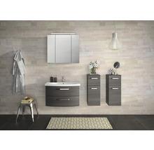 Salle de bains avec lavabo, armoire de toilette et meubles bas