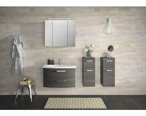 Badezimmer mit Waschtisch, Spiegelschrank und Unterschränken