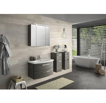 Salle de bains moderne avec meuble-lavabo, armoire de toilette et baignoire îlot