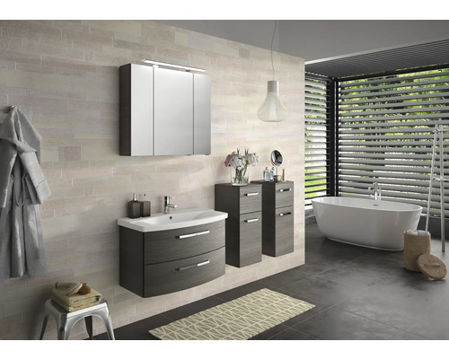 Modernes Badezimmer mit Waschtisch, Spiegelschrank und freistehender Badewanne