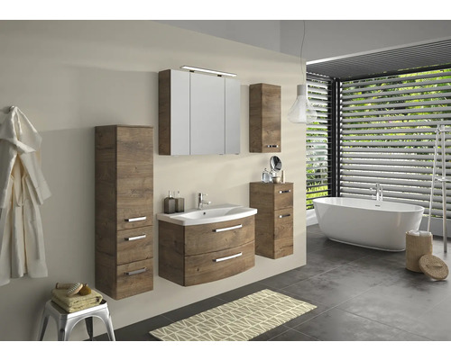 Badezimmer mit Waschtisch, Spiegelschrank, Hochschrank, Unterschrank und Badewanne