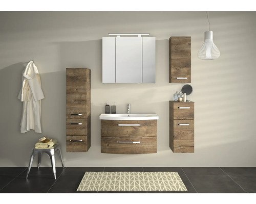 Modernes Badezimmer-Set mit Waschtisch, Spiegelschrank und Hochschränken in Holzoptik.