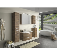 Salle de bains avec lavabo, armoire de toilette, armoire haute et baignoire