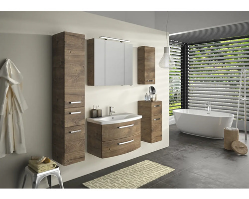 Badezimmer mit Waschtisch, Spiegelschrank, Hochschrank und Badewanne