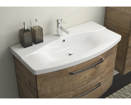 Meuble-lavabo avec lavabo, robinet, distributeur de savon et gobelet à brosse à dents dans la salle de bain