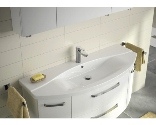 Badezimmerwaschtisch mit Unterschrank, Armatur und Handtüchern