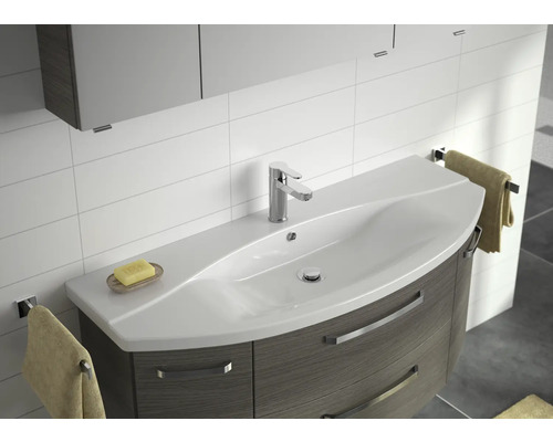 Meuble-lavabo avec robinet, serviettes et rangement dans la salle de bains