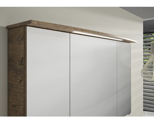 Detailaufnahme eines Schrankes mit Holzelementen und Beleuchtung