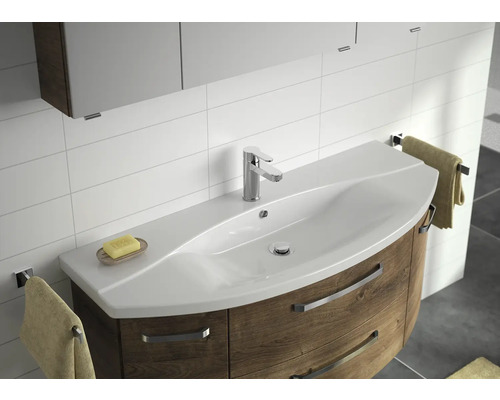 Waschtisch mit Armatur, Handtuch und Seife im Badezimmer