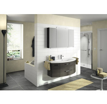 Badezimmer mit Waschtisch, Spiegelschrank, Badewanne und Dusche