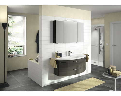 Salle de bains avec lavabo, armoire de toilette, baignoire et douche
