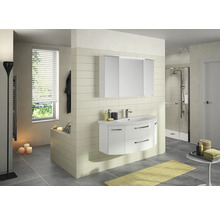 Helles Badezimmer mit Waschtisch, Spiegelschrank, Badewanne und Dusche.