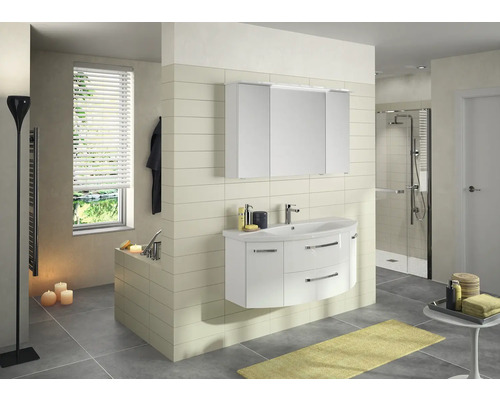 Salle de bain lumineuse avec lavabo, armoire de toilette, baignoire et douche.