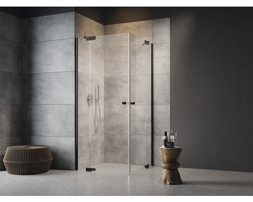 Salle de bains moderne avec cabine de douche en verre et robinetterie