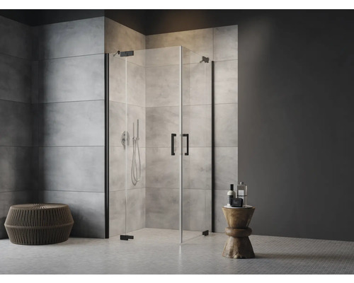 Douche d''angle avec ferrures noires et deux portes en verre dans une salle de bains moderne.