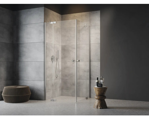 Douche à l''italienne avec portes en verre dans une salle de bains avec murs carrelés