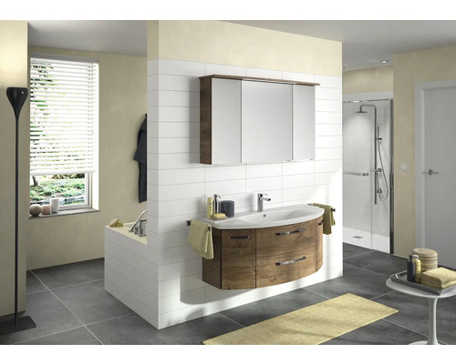 Salle de bains avec meuble-lavabo, armoire de toilette, baignoire et douche