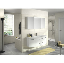 Modernes Badezimmer mit Waschtisch, Spiegelschrank, Badewanne und Dusche.