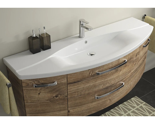 Meuble-lavabo avec décor bois, lavabo, robinetterie, distributeur de savon et gobelet à brosse à dents