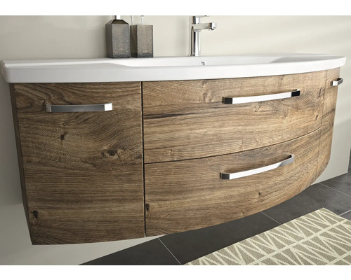 Meuble sous-lavabo avec aspect bois, lavabo et robinetterie dans la salle de bain