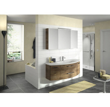 Badezimmer mit Waschtisch, Spiegelschrank und Dusche