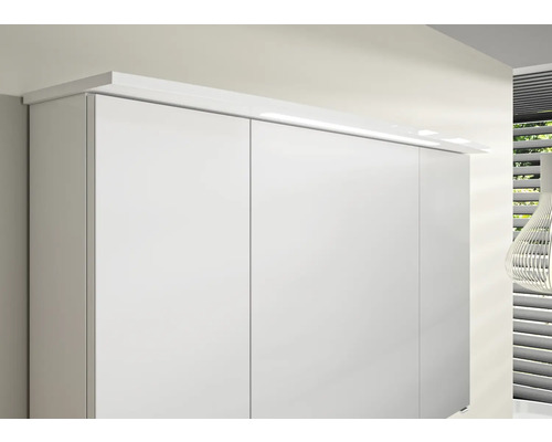 Armoire blanche avec éclairage supérieur dans la chambre