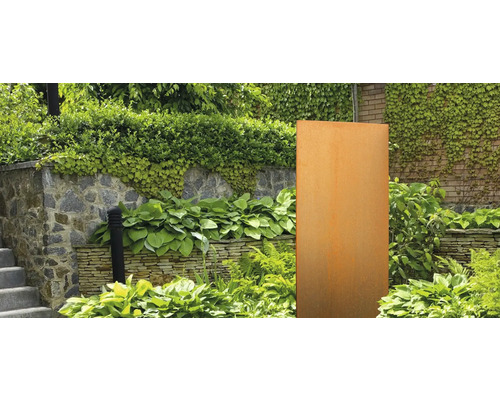 Jardin avec un écran d''intimité en métal, entouré de plantes