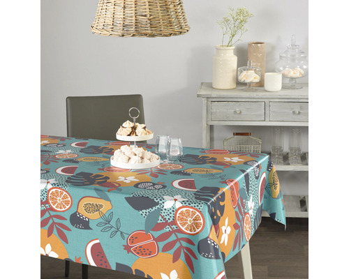 Tisch mit Wachstuchdecke mit Fruchtmuster in einem Esszimmer