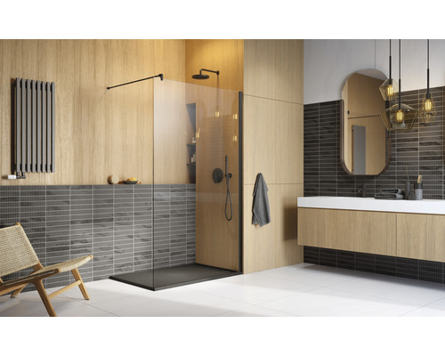 Modernes Badezimmer mit begehbarer Dusche, Waschtischunterschrank und Heizkörper