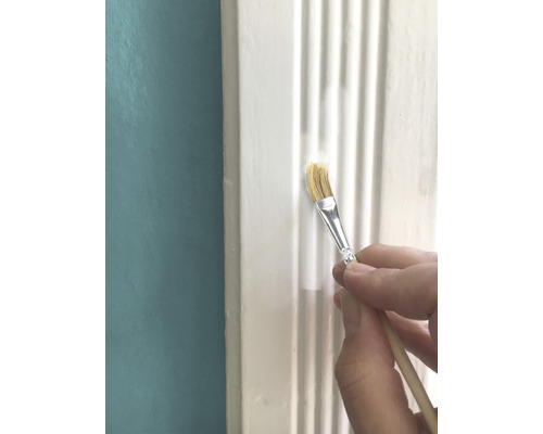 Peinture d''une baguette profilée avec un pinceau