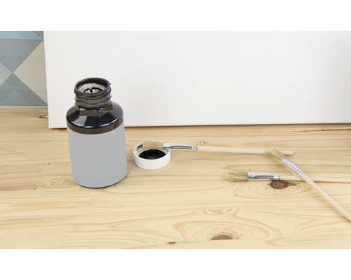 Pot de peinture avec pinceaux sur fond en bois