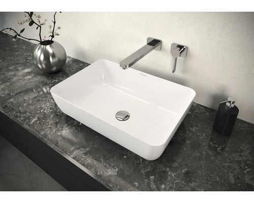 Aufsatzwaschbecken auf einer Waschtischplatte mit Armatur und Seifenspender